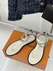 Uubags Louis Vuitton flip flop in white - 2