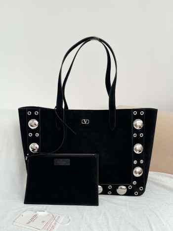 Uubags Valentino Garavani Nellcôte Small embellished suede shopping bag in black 40x30x13cm