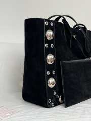 Uubags Valentino Garavani Nellcôte Small embellished suede shopping bag in black 40x30x13cm - 6