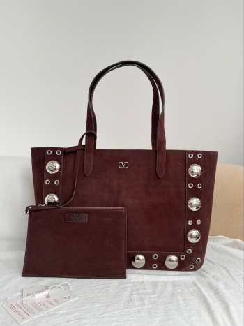 Uubags Valentino Garavani Nellcôte Small embellished suede shopping bag in burgundy 40x30x13cm