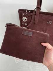 Uubags Valentino Garavani Nellcôte Small embellished suede shopping bag in burgundy 40x30x13cm - 3