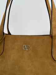 Uubags Valentino Garavani Nellcôte Small embellished suede shopping bag in light brown 40x30x13cm - 4