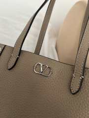 Uubags Valentino Small Garavani Nellcôte shopping bag grey 21x16x5cm - 6