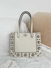 Uubags Valentino Small Garavani Nellcôte shopping bag white 21x16x5cm - 1