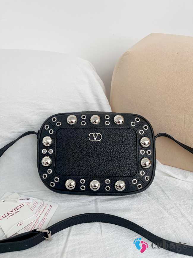 Uubags Valentino Garavani Nellcôte Shoulder Bag In Black Grainy Calfskin 23x16x6cm - 1