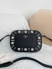 Uubags Valentino Garavani Nellcôte Shoulder Bag In Black Grainy Calfskin 23x16x6cm - 1