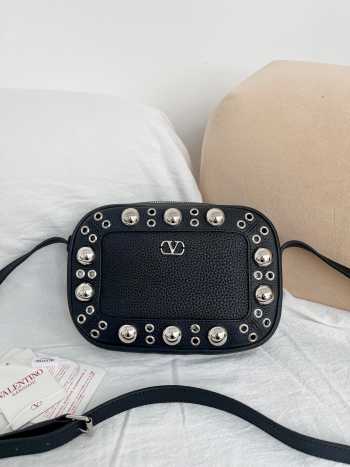 Uubags Valentino Garavani Nellcôte Shoulder Bag In Black Grainy Calfskin 23x16x6cm