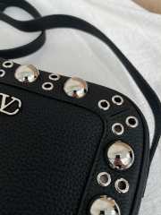 Uubags Valentino Garavani Nellcôte Shoulder Bag In Black Grainy Calfskin 23x16x6cm - 5