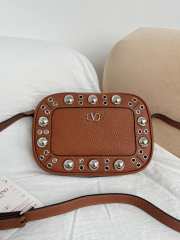 Uubags Valentino Garavani Nellcôte Shoulder Bag In Brown Grainy Calfskin 23x16x6cm - 1