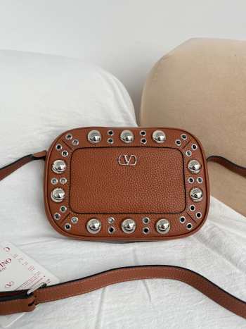 Uubags Valentino Garavani Nellcôte Shoulder Bag In Brown Grainy Calfskin 23x16x6cm