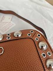 Uubags Valentino Garavani Nellcôte Shoulder Bag In Brown Grainy Calfskin 23x16x6cm - 2