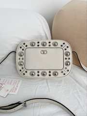 Uubags Valentino Garavani Nellcôte Shoulder Bag In White Grainy Calfskin 23x16x6cm - 1