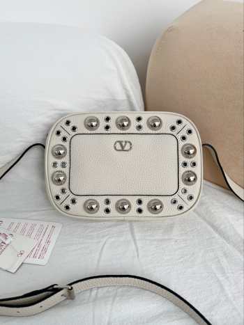 Uubags Valentino Garavani Nellcôte Shoulder Bag In White Grainy Calfskin 23x16x6cm