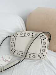 Uubags Valentino Garavani Nellcôte Shoulder Bag In White Grainy Calfskin 23x16x6cm - 3