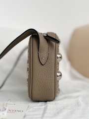 Uubags Valentino Garavani Nellcôte Shoulder Bag In Grey Grainy Calfskin 23x16x6cm - 6