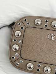 Uubags Valentino Garavani Nellcôte Shoulder Bag In Grey Grainy Calfskin 23x16x6cm - 5