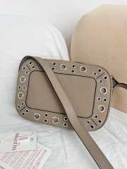 Uubags Valentino Garavani Nellcôte Shoulder Bag In Grey Grainy Calfskin 23x16x6cm - 2