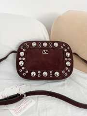Uubags Valentino Garavani Nellcôte Shoulder Bag In Dark Chocolate Suede 23x16x6cm - 1