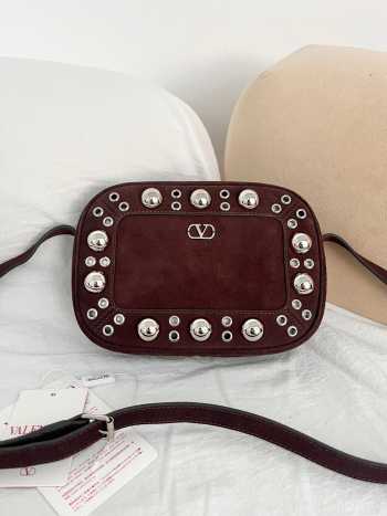 Uubags Valentino Garavani Nellcôte Shoulder Bag In Dark Chocolate Suede 23x16x6cm