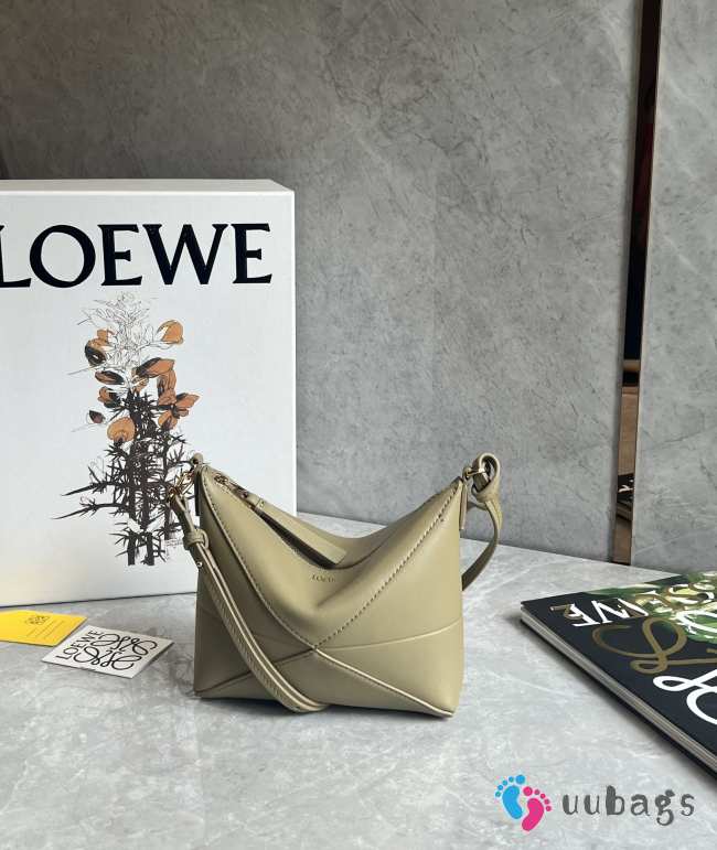 Uubags Loewe Puzzle Fold pouch in clay Green shiny nappa calfskin 23x6.5x15.5cm - 1