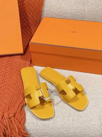Uubags Hermes Oran sandal in yellow