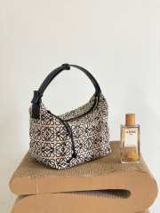Uubags Loewe Medium Cubi Anagram Small Bag in Ecru & Black 27x21x16.5cm - 5