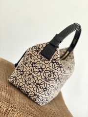 Uubags Loewe Medium Cubi Anagram Small Bag in Ecru & Black 27x21x16.5cm - 4
