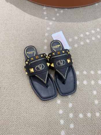 Uubags Valentino Garavani Plaster Caster Thong Sandal in in Goatskin Black 
