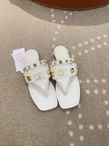 Uubags Valentino Garavani Plaster Caster Thong Sandal in Goatskin White