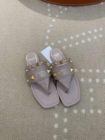 Uubags Valentino Garavani Plaster Caster Thong Sandal in in Goatskin Rose Pink