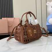 Uubags Miu Miu 5BA294 leather basket bag in brown 24x12.5x9cm - 6