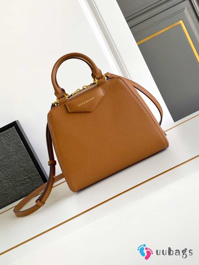 Uubags Givenchy Mini Antigona Cube bag in brown leather 13x19x22cm - 1