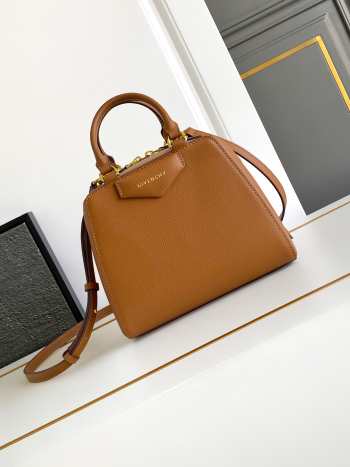 Uubags Givenchy Mini Antigona Cube bag in brown leather 13x19x22cm
