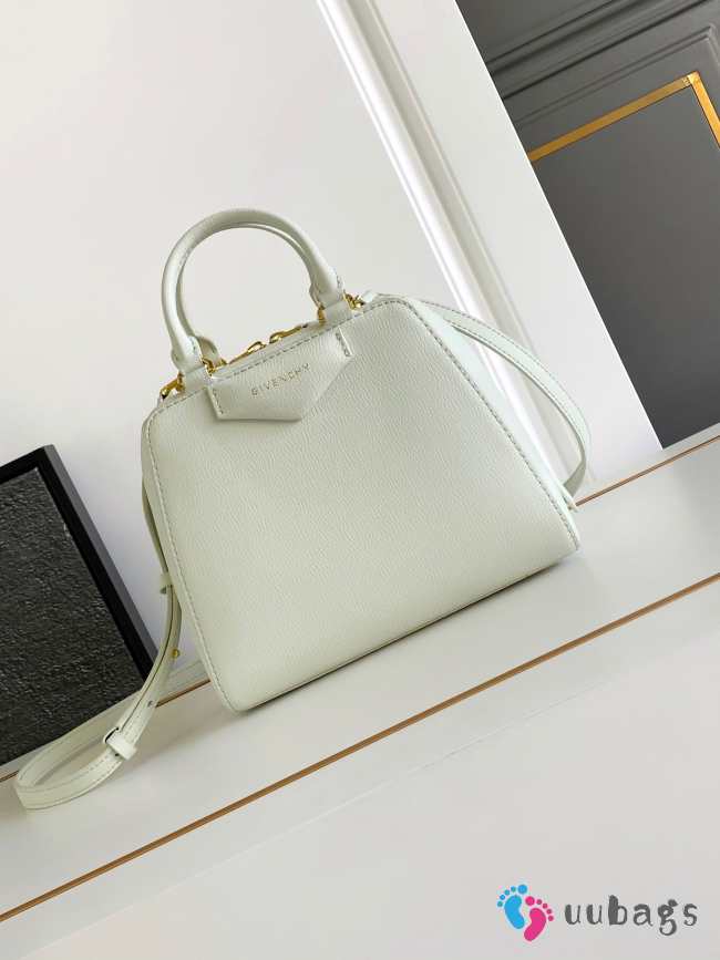 Uubags Givenchy Mini Antigona Cube bag in white leather 13x19x22cm - 1