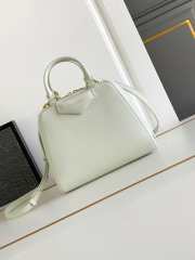 Uubags Givenchy Mini Antigona Cube bag in white leather 13x19x22cm - 1