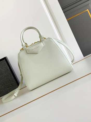 Uubags Givenchy Mini Antigona Cube bag in white leather 13x19x22cm