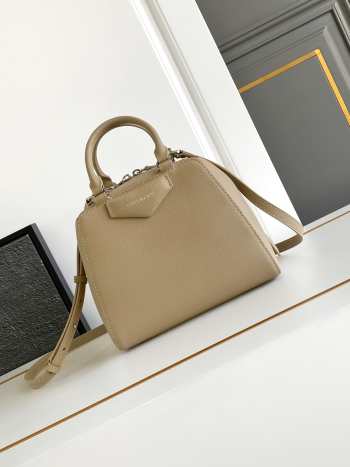 Uubags Givenchy Mini Antigona Cube bag in beige leather 13x19x22cm