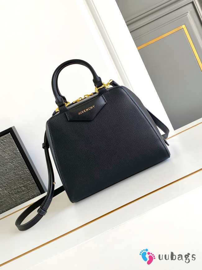 Uubags Givenchy Mini Antigona Cube bag in black leather 13x19x22cm - 1