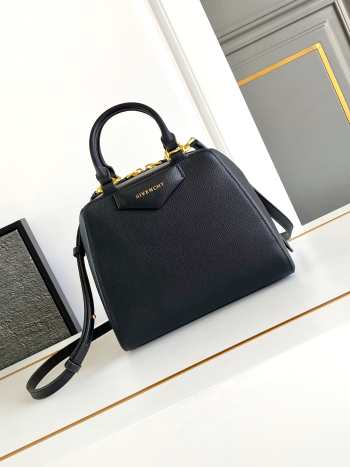 Uubags Givenchy Mini Antigona Cube bag in black leather 13x19x22cm