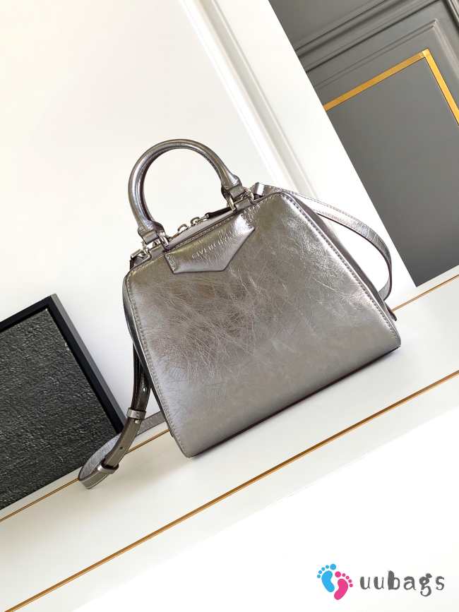 Uubags Givenchy Mini Antigona Cube bag in silver laminated lambskin 13x19x22cm - 1