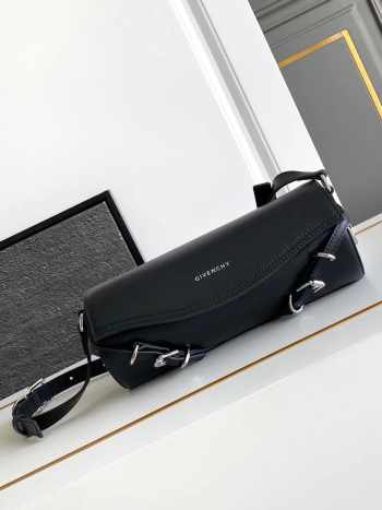 Uubags Givenchy Voyou Roller bag in black grained leather 25x10x13cm