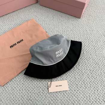 Uubags Miu Miu Two-Toned Bucket Hat in Grey
