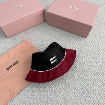 Uubags Miu Miu Two-Toned Bucket Hat in Black/ Red