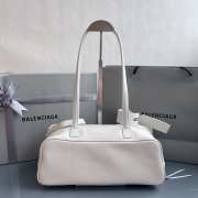 Uubags Balenciaga Carrie small Bowling bag in white calfskin with antique silver hardware - 4