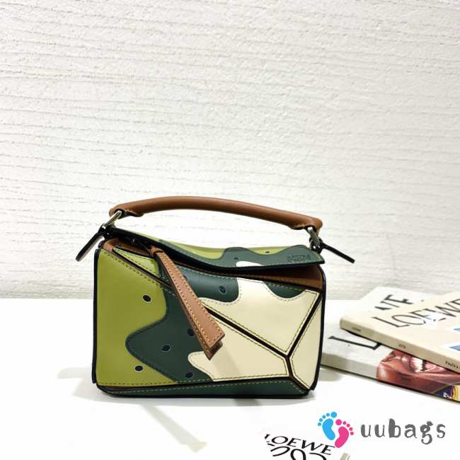 Uubags Loewe Puzzle 10 Paula’s Ibiza Kiwi re-edition bag in green classic calfskin 18x11x7.5cm - 1