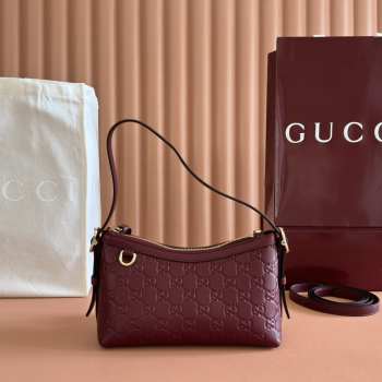 Uubags Gucci Emblem small shoulder bag red GG embossed leather 22x14x8cm