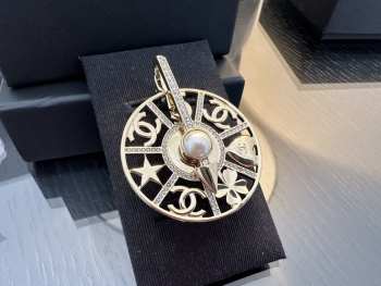 Uubags Chanel Strass spinning wheel pin brooch with Crystal / pearl Light Gold tone