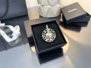 Uubags Chanel Strass spinning wheel pin brooch with Crystal / pearl Light Gold tone - 3