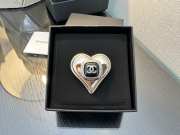Uubags Chanel 2021K Golden Tone Heart Metal Brooch With CC Logo Black - 1