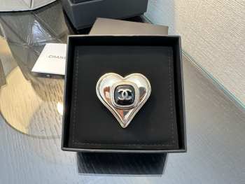 Uubags Chanel 2021K Golden Tone Heart Metal Brooch With CC Logo Black
